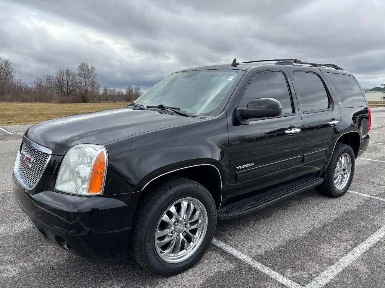 Used 2011 GMC Yukon SLT w/ SLT-2 Equipment Package image 3