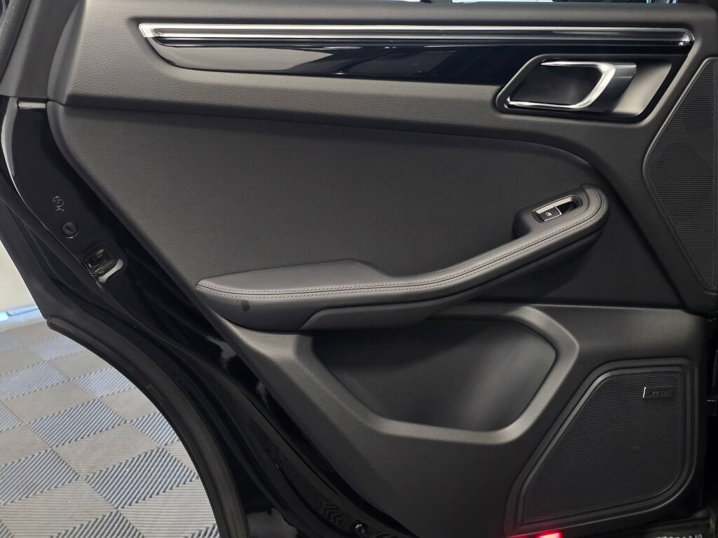 Certified 2026 Porsche Macan AWD/4WD image 21
