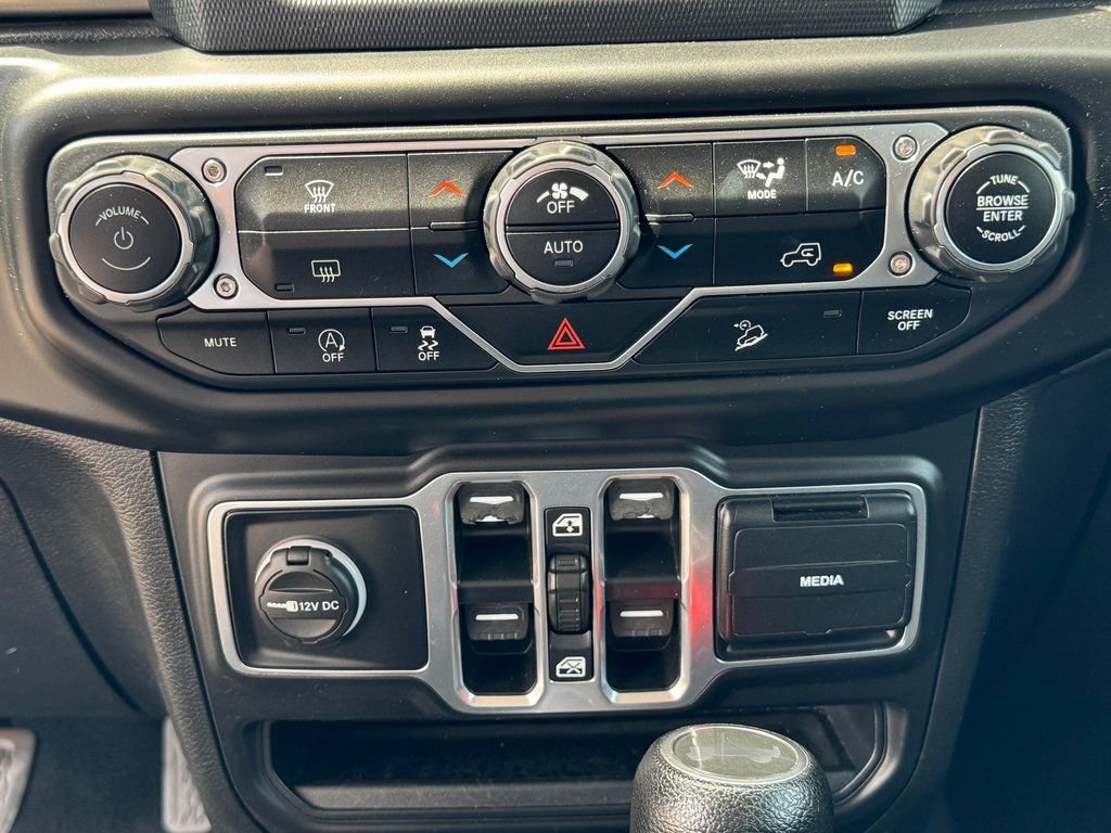 Used 2020 Jeep Wrangler Unlimited Sahara image 32