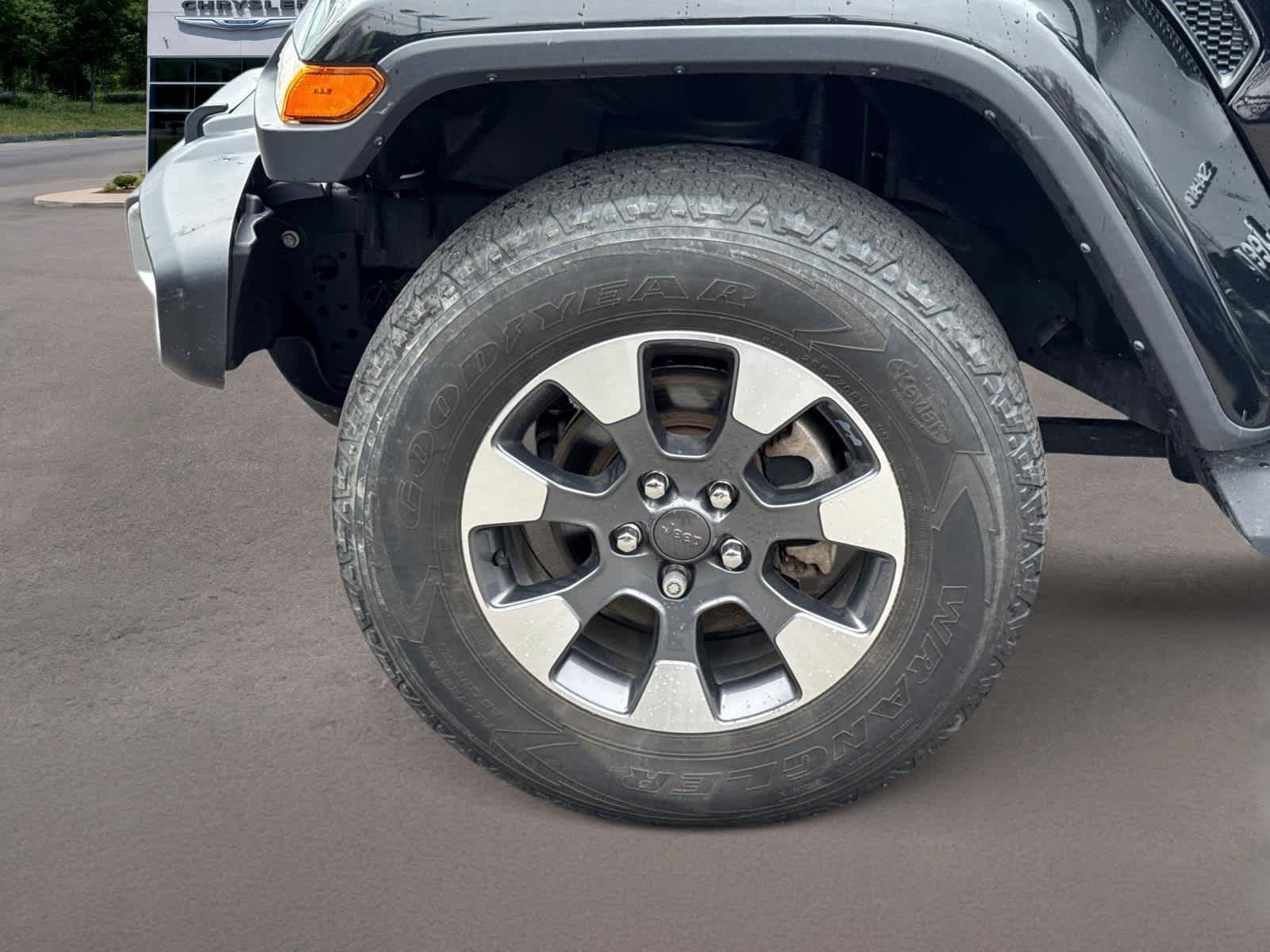 Used 2022 Jeep Wrangler Unlimited Sahara AWD/4WD image 9