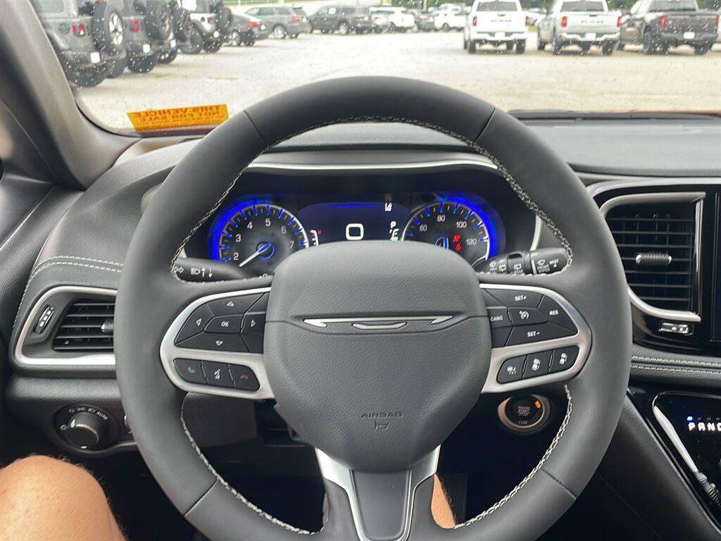 Used 2027 Chrysler Pacifica Select FWD image 9