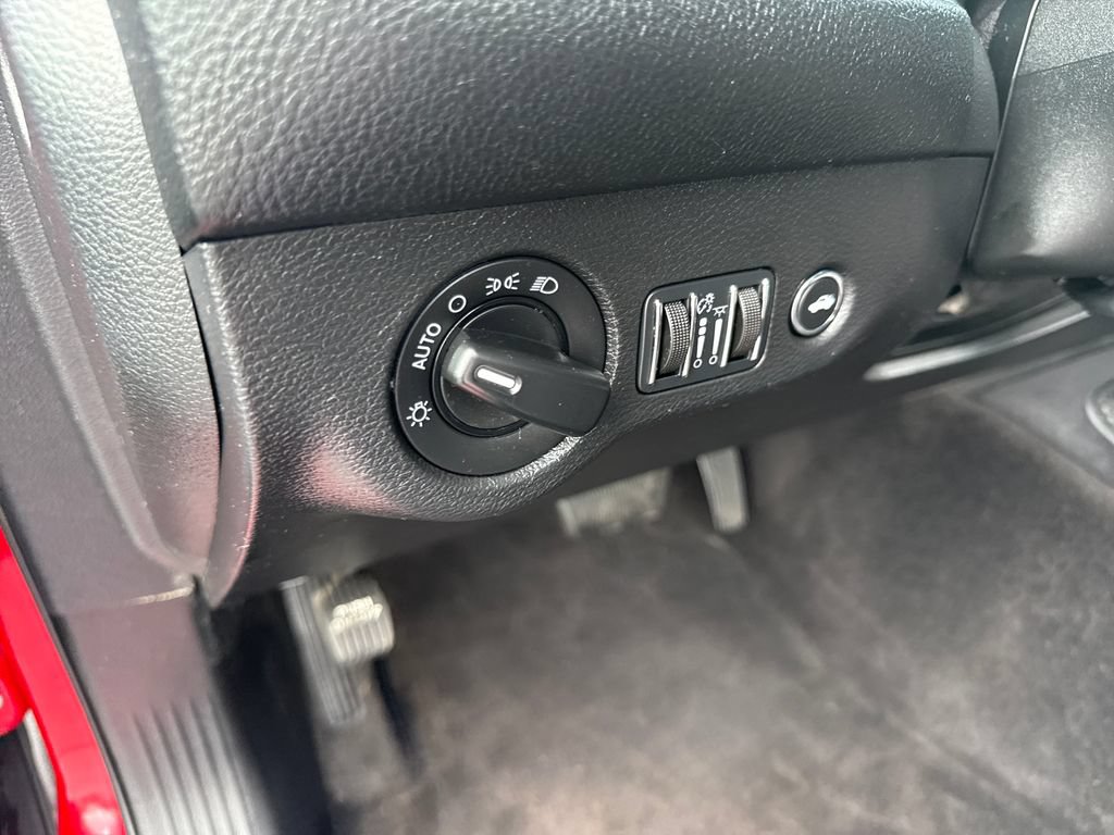 Used 2016 Dodge Challenger SXT RWD image 18