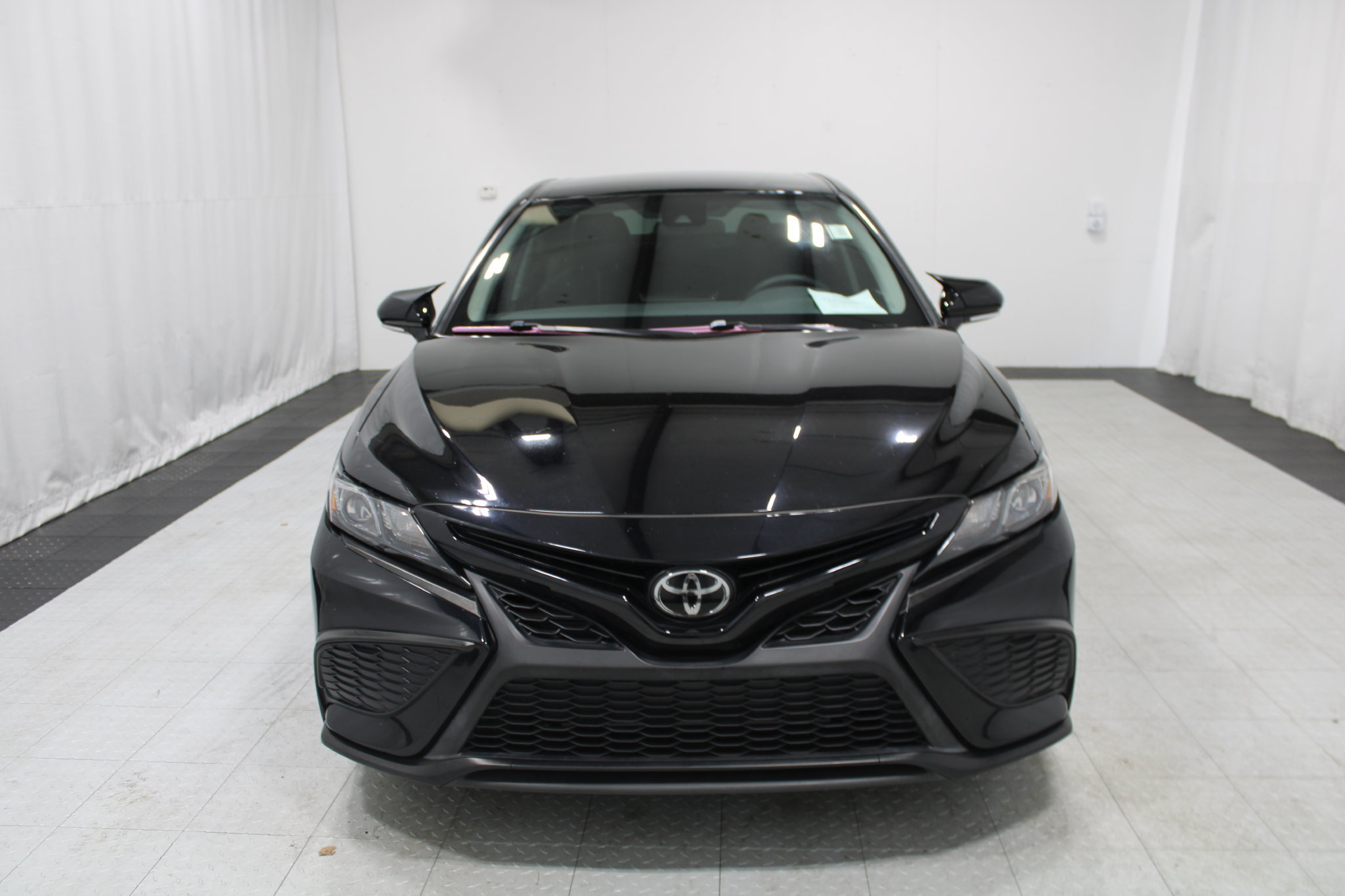 Used 2024 Toyota Camry SE FWD image 3
