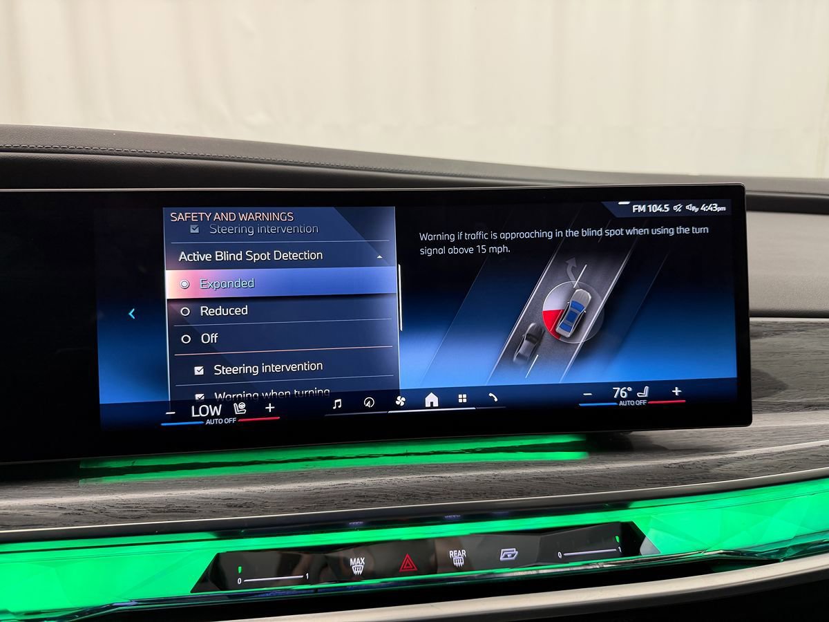 Used 2024 BMW 740i xDrive image 21