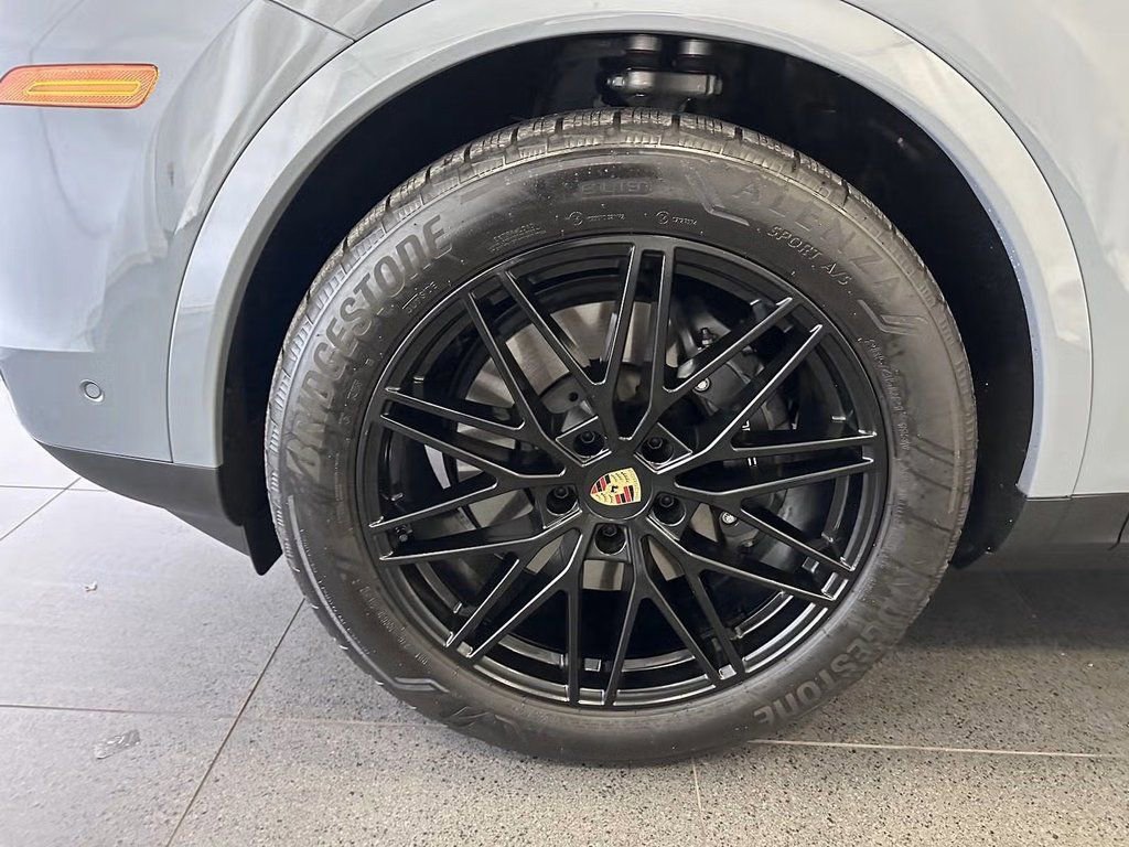 Used 2024 Porsche Cayenne Coupe image 7