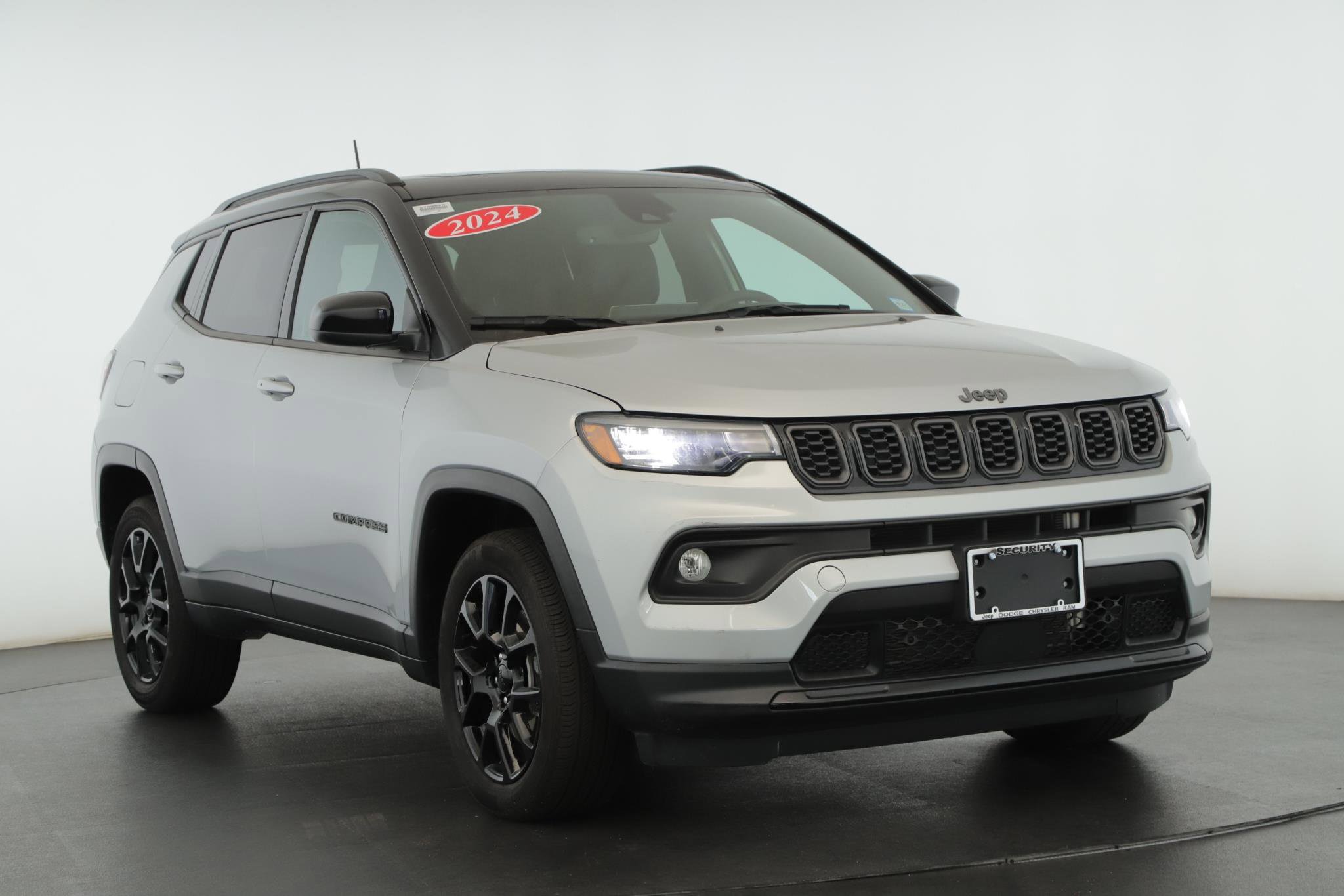 Used 2024 Jeep Compass Latitude w/ Sun and Sound Group AWD/4WD image 1
