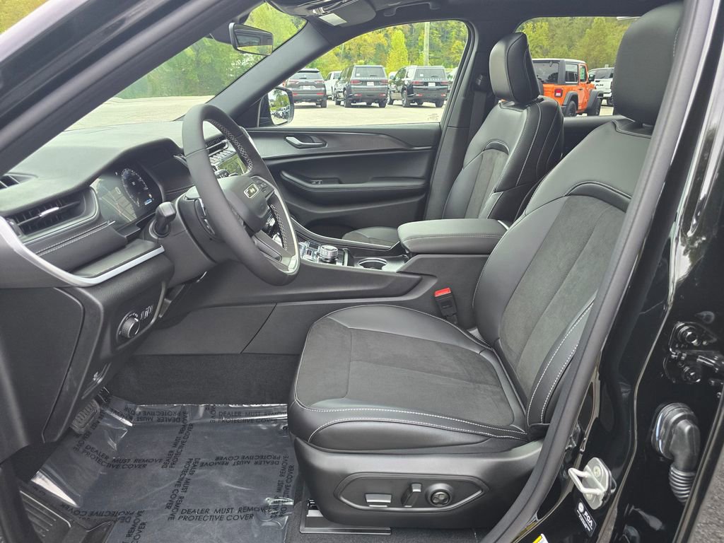 New 2025 Jeep Grand Cherokee L Altitude image 4