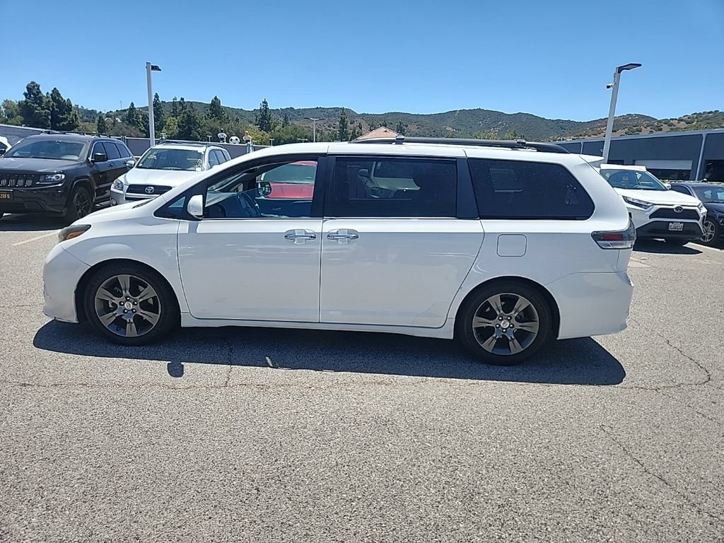 Used 2016 Toyota Sienna SE FWD image 2