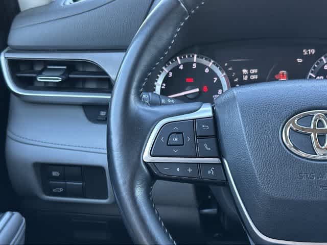 Used 2022 Toyota Highlander XLE AWD/4WD image 9