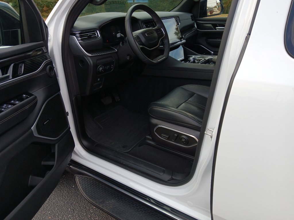 Used 2024 Jeep Wagoneer L Base image 8