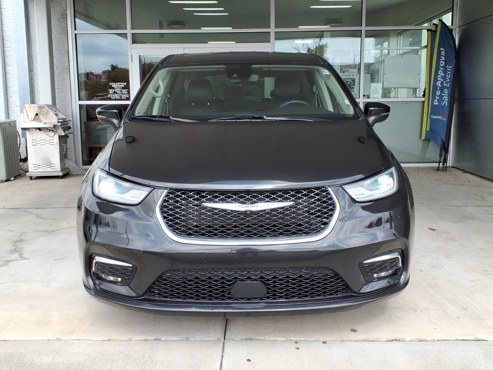 Used 2023 Chrysler Pacifica Touring-L FWD image 2