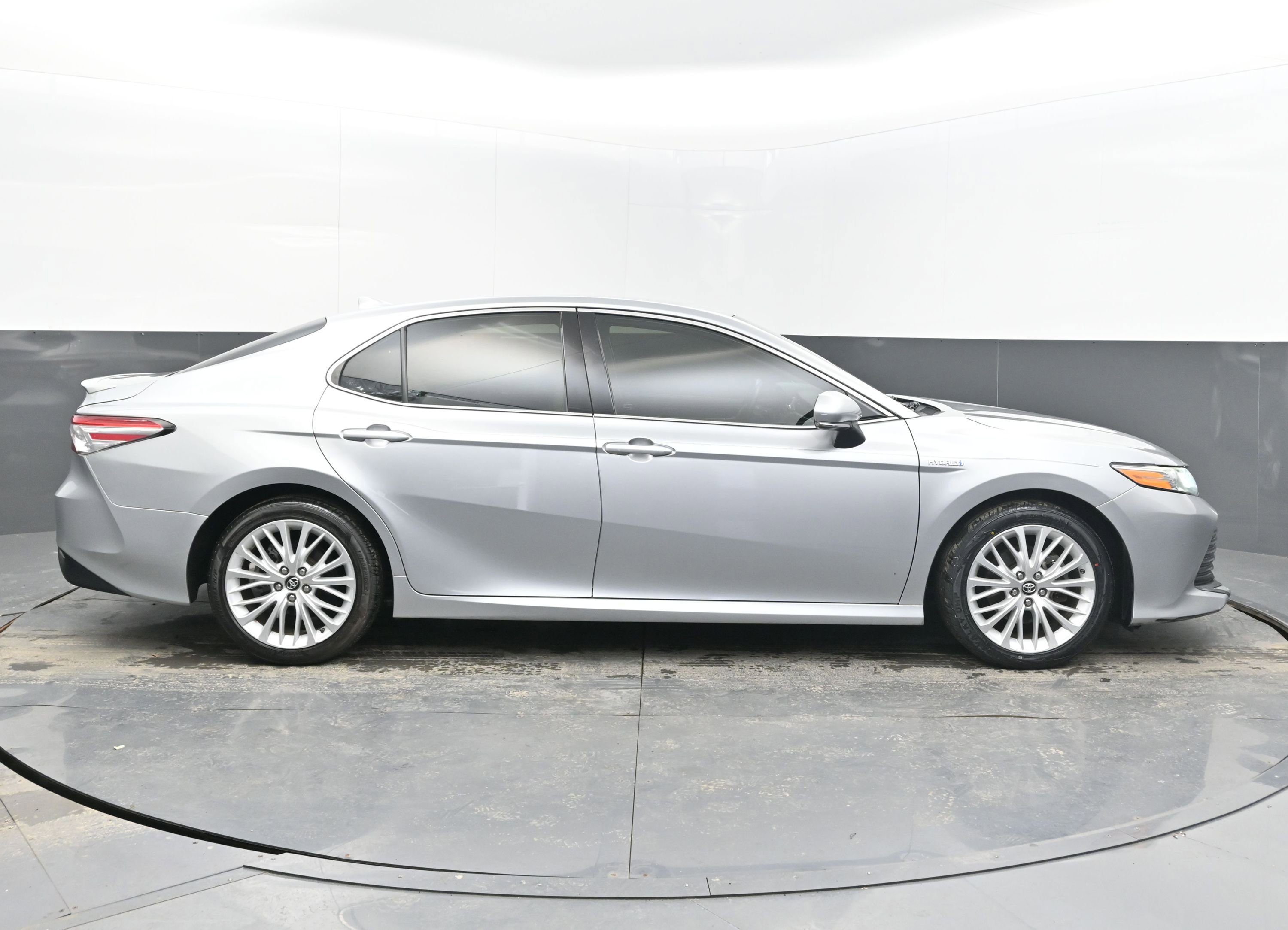 Used 2019 Toyota Camry XLE image 8