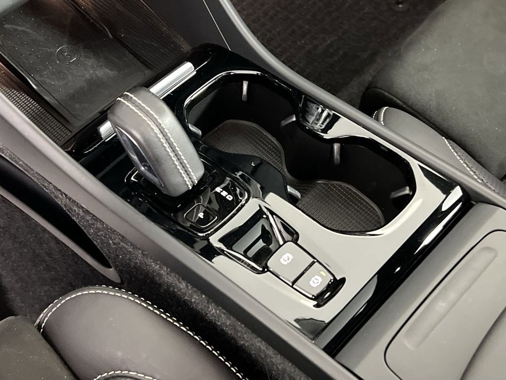 Used 2021 Volvo XC40 T5 R-Design w/ Advanced Package image 19