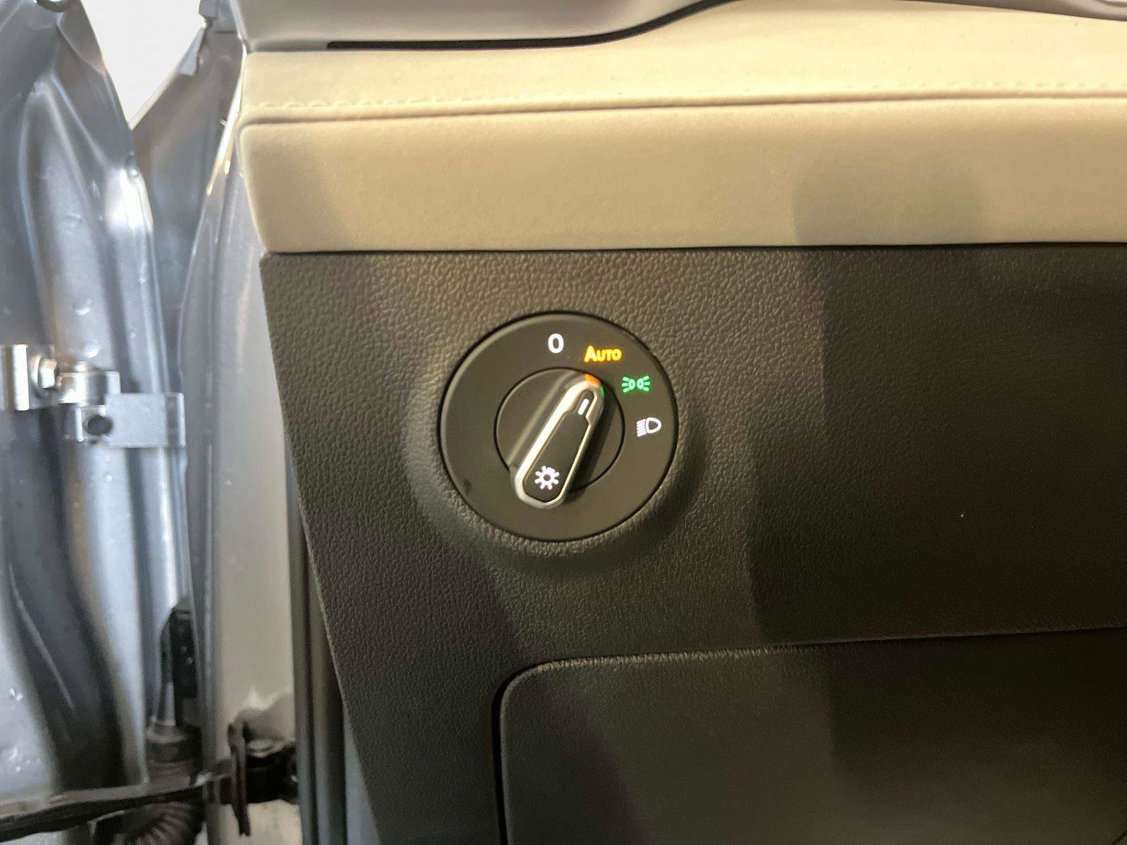 Used 2025 Volkswagen Taos SE image 30