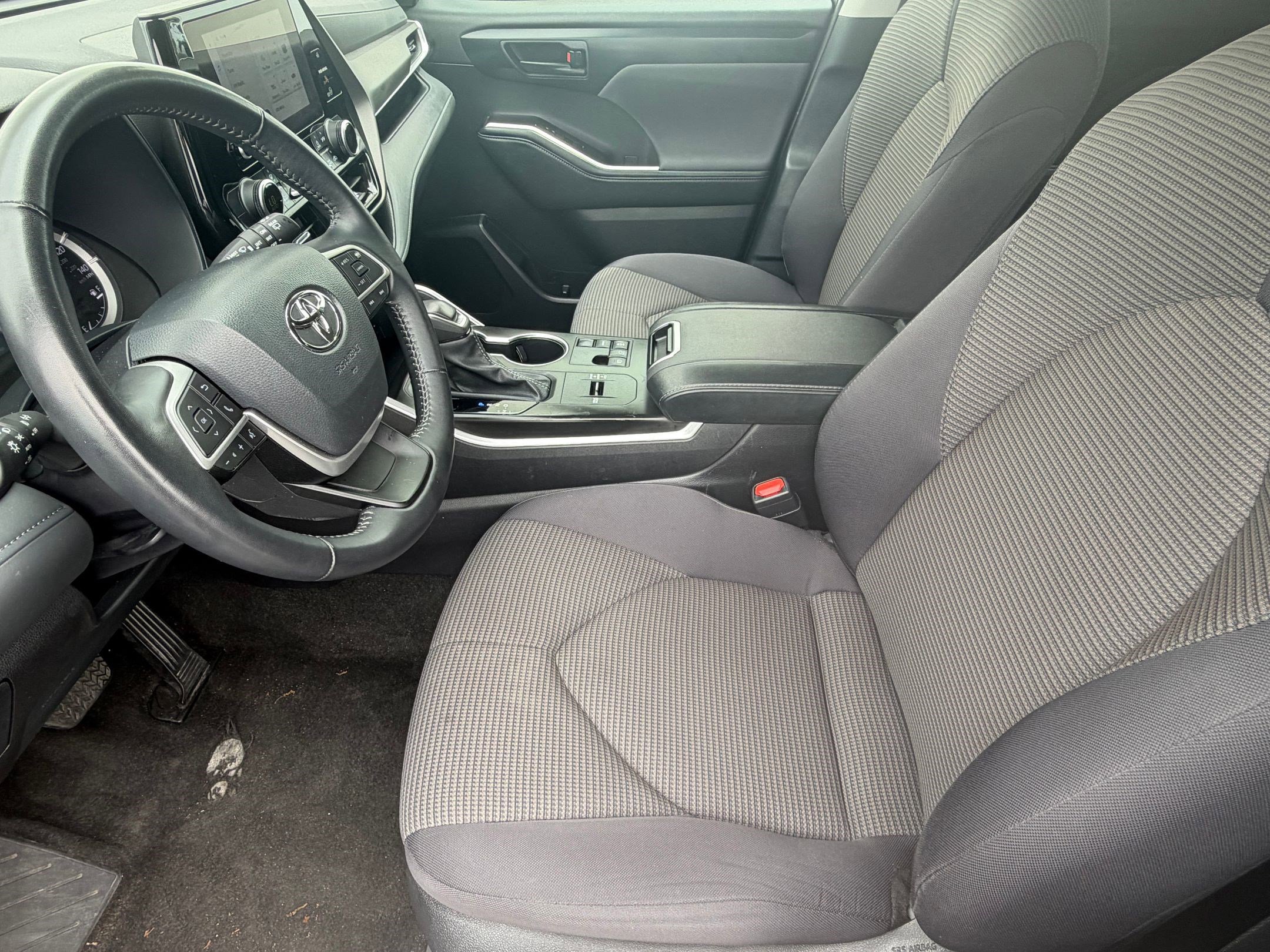 Used 2025 Toyota Highlander LE image 5