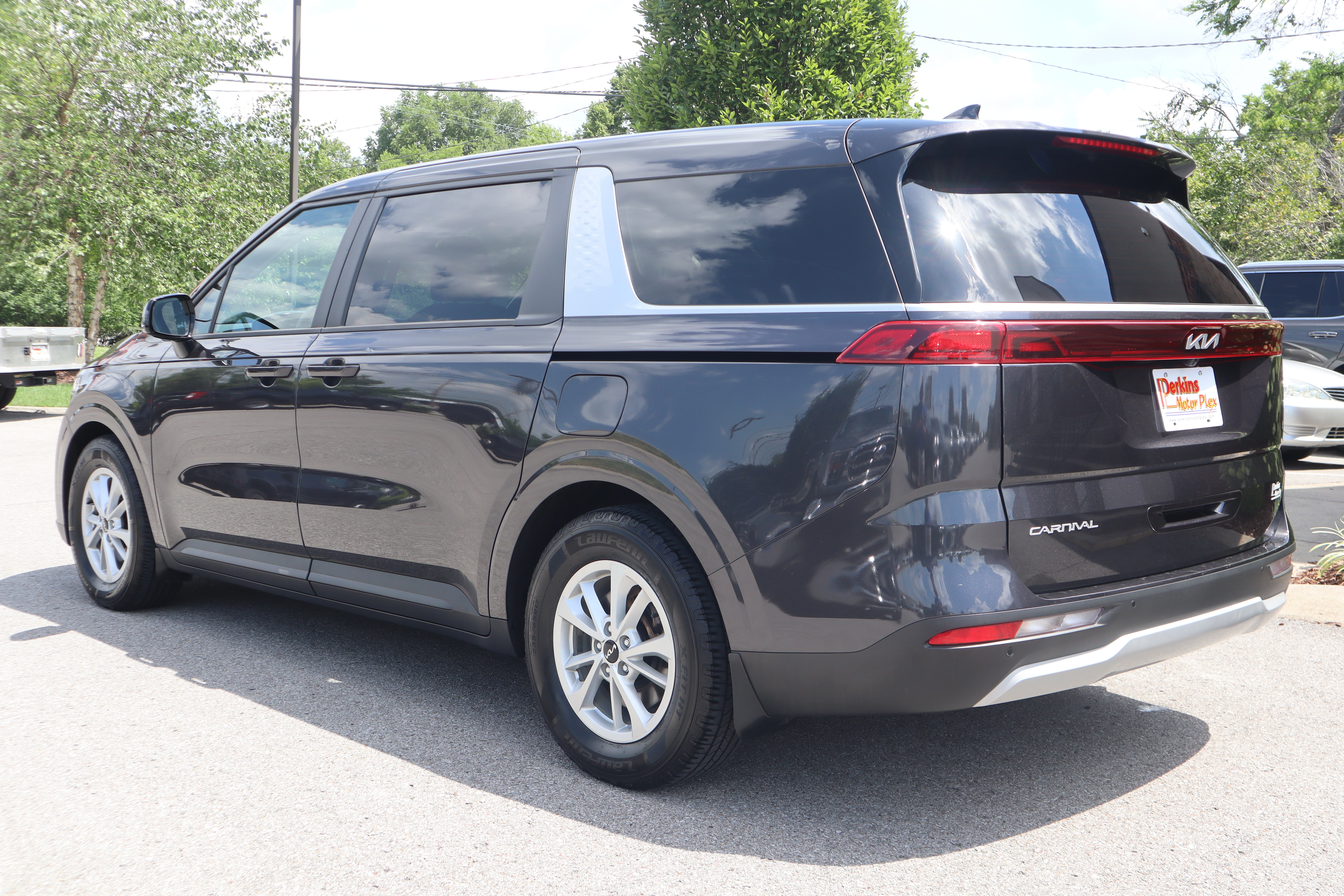 Used 2023 Kia Carnival LX FWD image 9