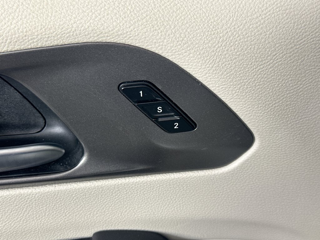 Used 2024 Chrysler Pacifica Touring-L FWD image 24
