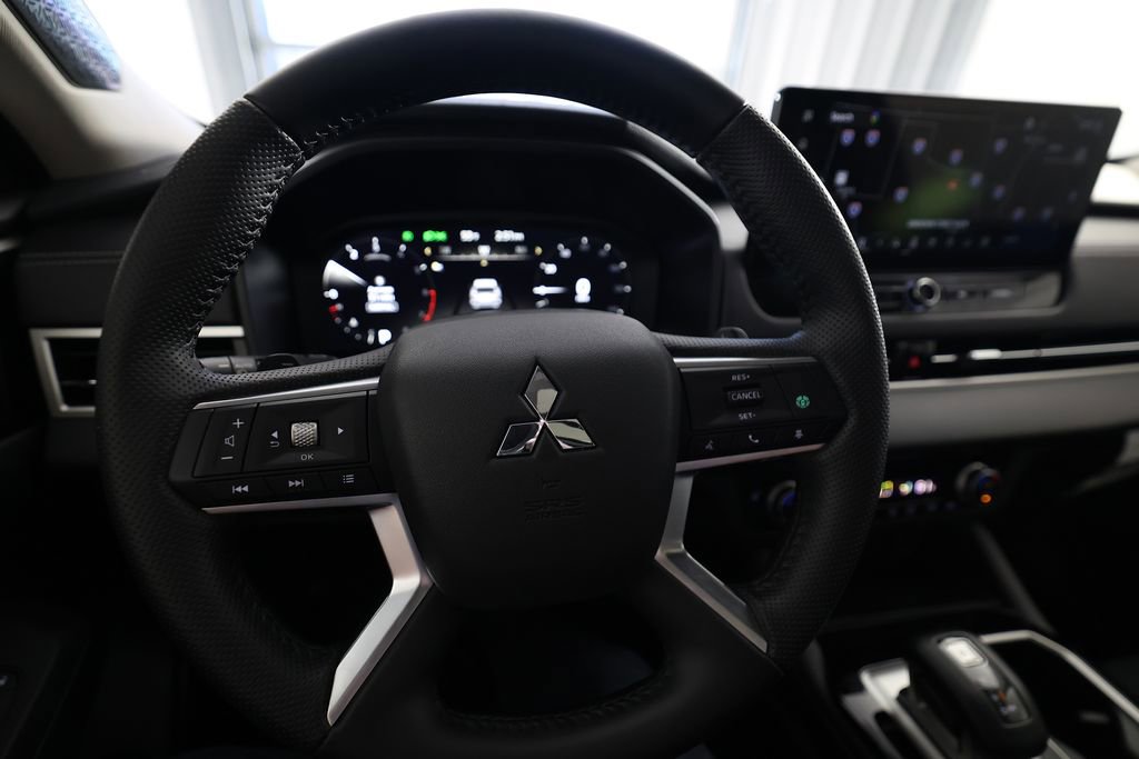Used 2025 Mitsubishi Outlander SE image 21