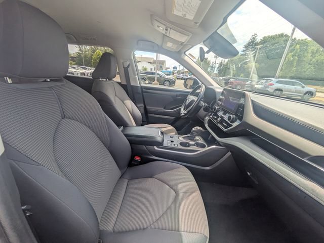 Used 2023 Toyota Highlander LE AWD/4WD image 18