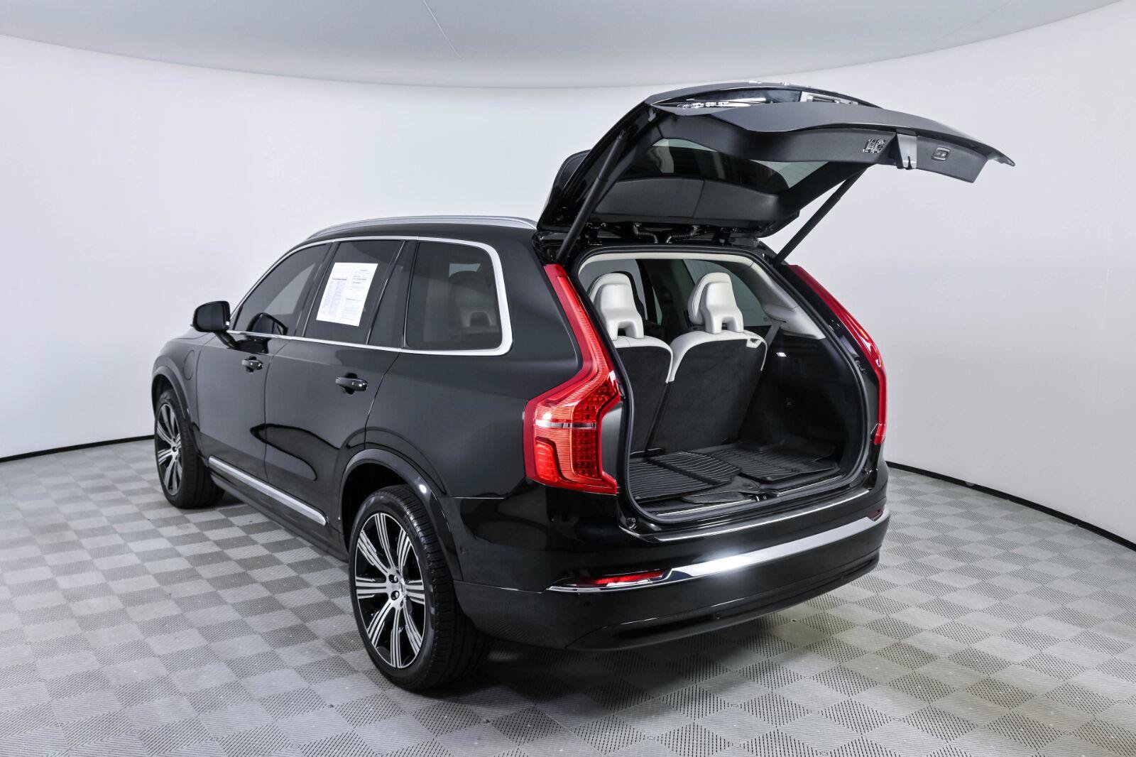 Used 2025 Volvo XC90 T8 Plus w/ Protection Package Premier AWD/4WD image 33