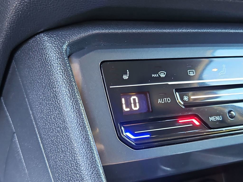 Used 2022 Volkswagen Tiguan SE image 16