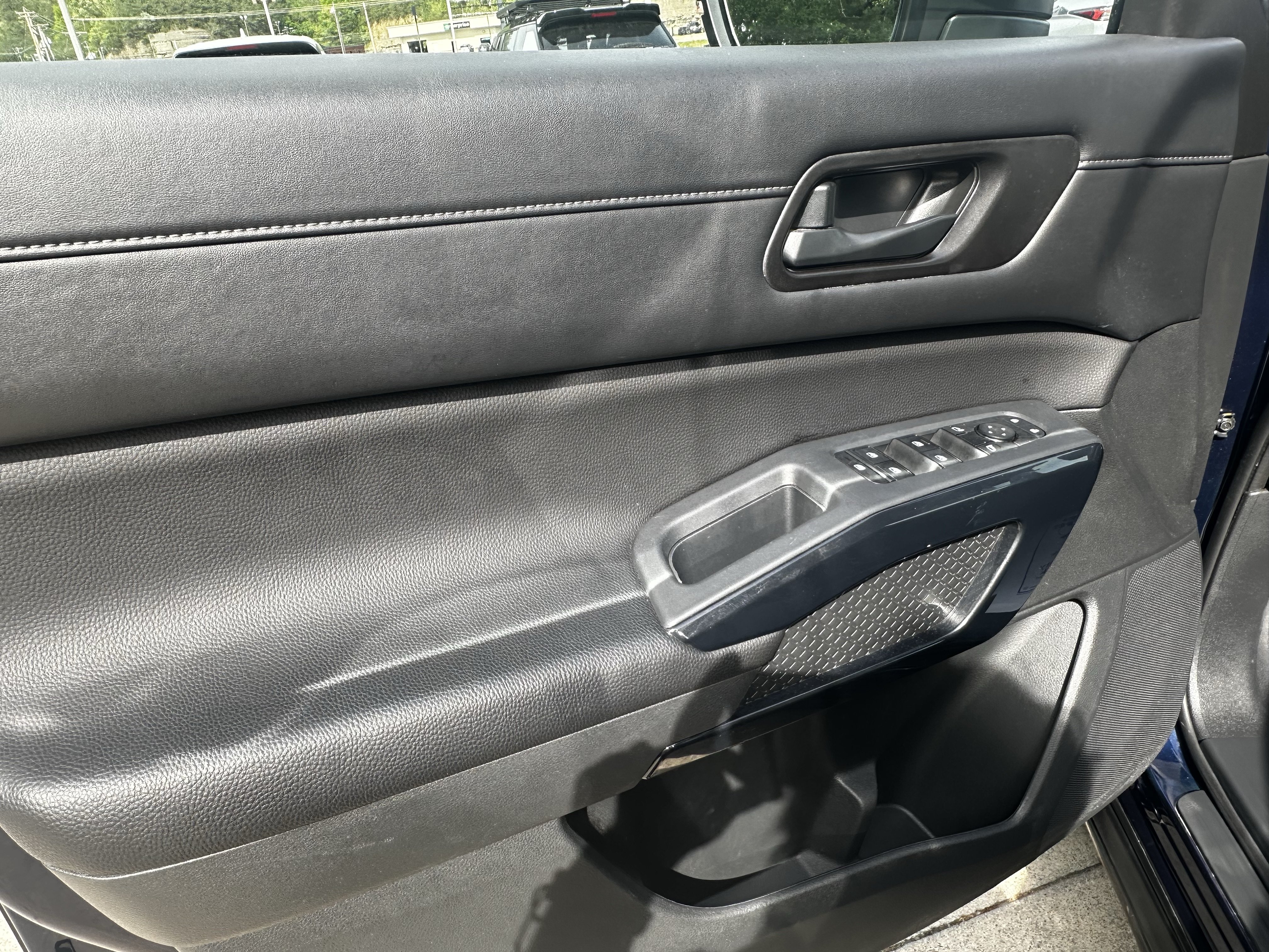Used 2025 Nissan Pathfinder SV AWD/4WD image 6