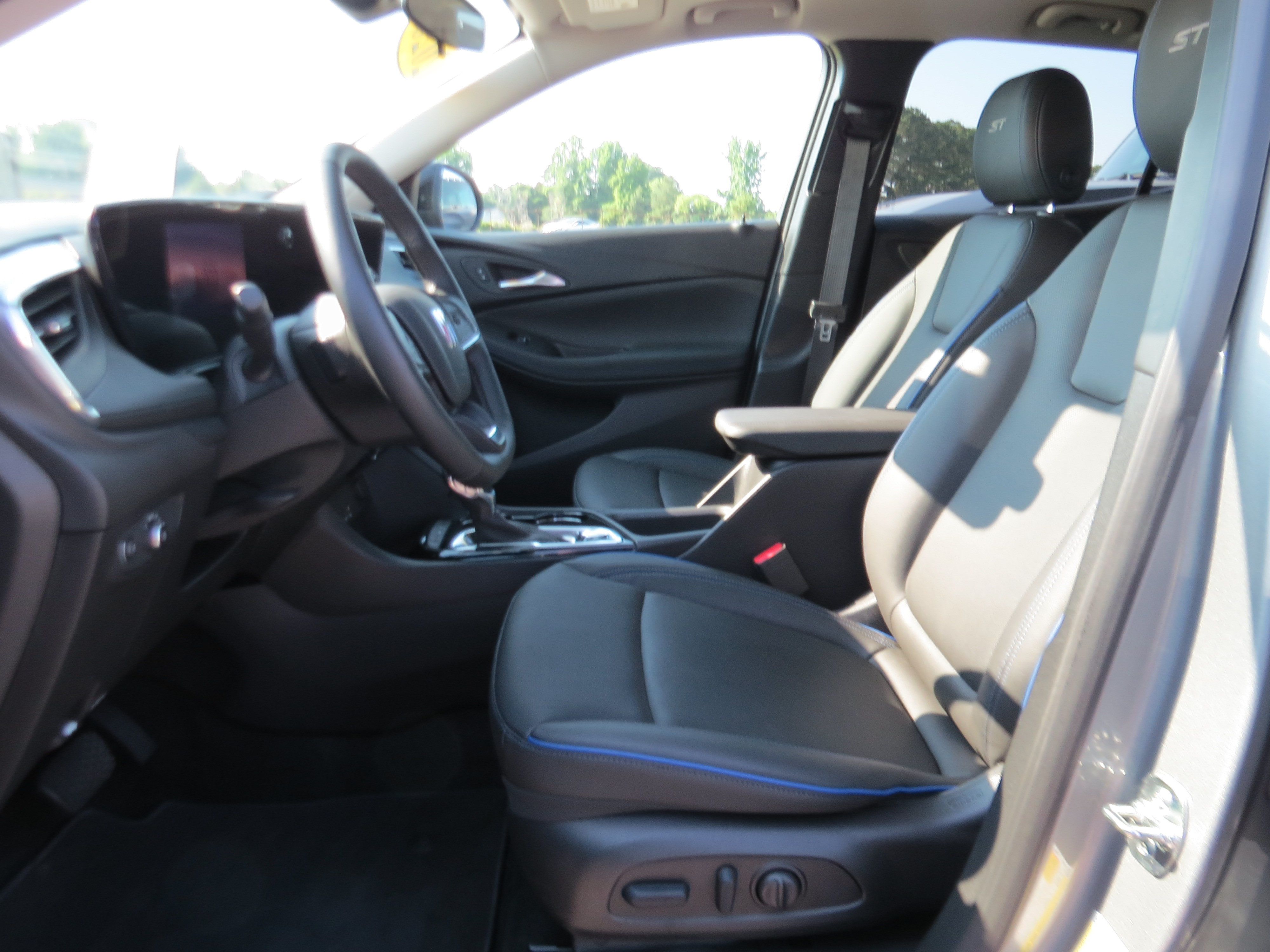 Used 2026 Buick Encore GX Sport Touring w/ Comfort Package FWD image 9