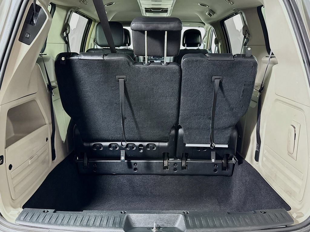 Used 2011 Chrysler Town & Country Touring-L FWD image 16