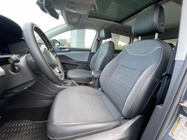Used 2023 Volkswagen Taos SE w/ Panoramic Sunroof Package FWD image 12