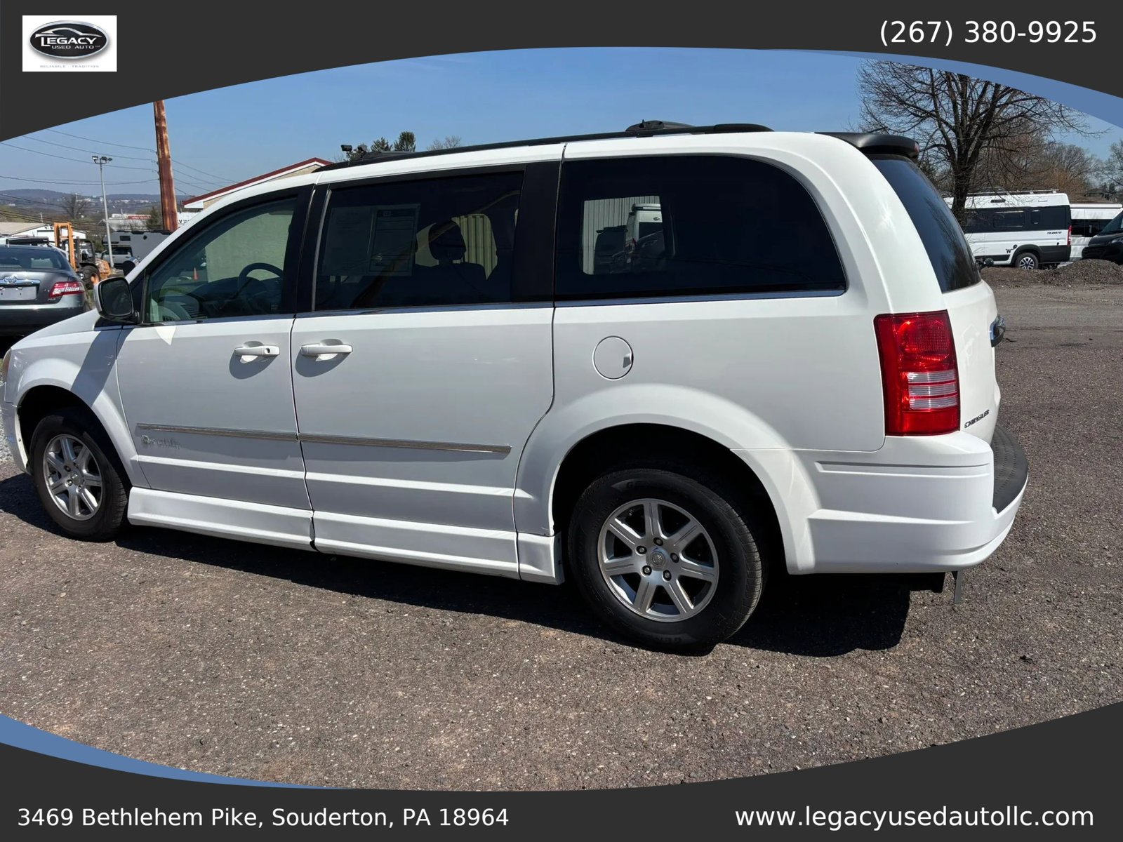 Used 2010 Chrysler Town & Country Touring FWD image 9