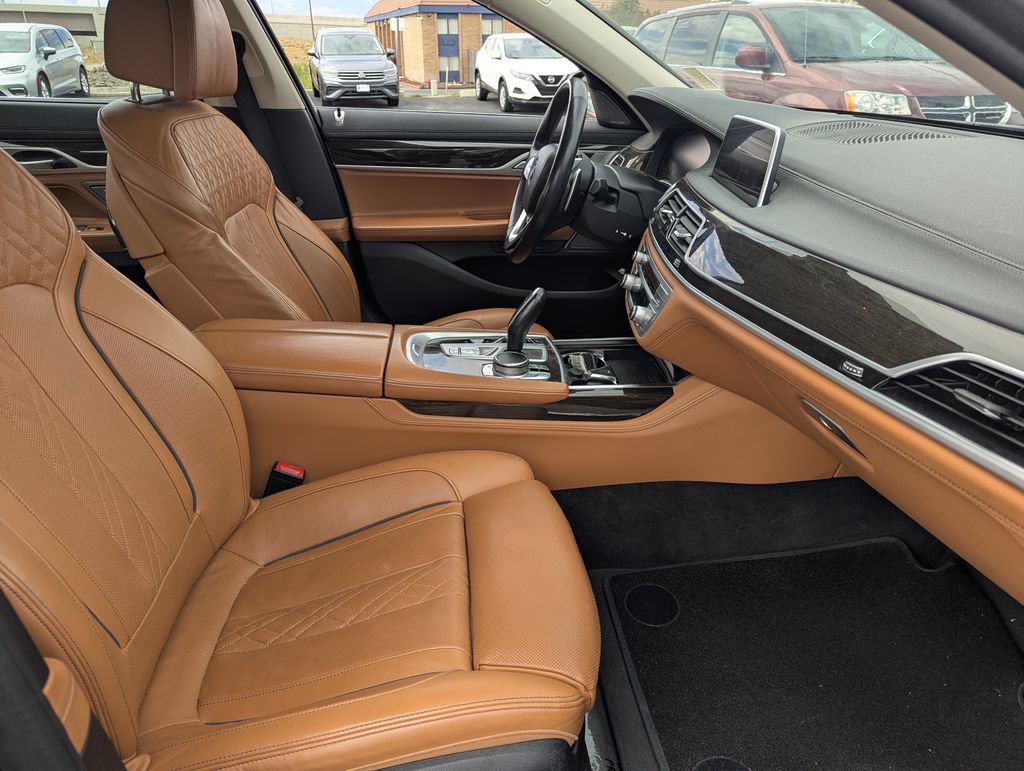 Used 2022 BMW 740i w/ Premium Package RWD image 37
