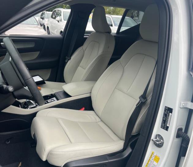 Used 2024 Volvo XC40 B5 Plus w/ Protection Package Premier AWD/4WD image 6