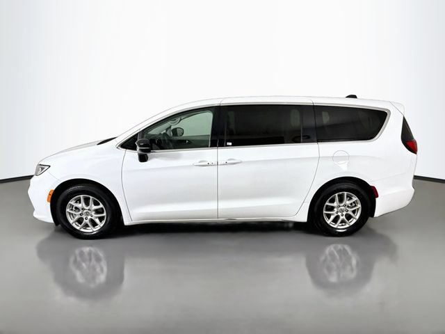 Used 2024 Chrysler Pacifica Touring-L FWD image 4