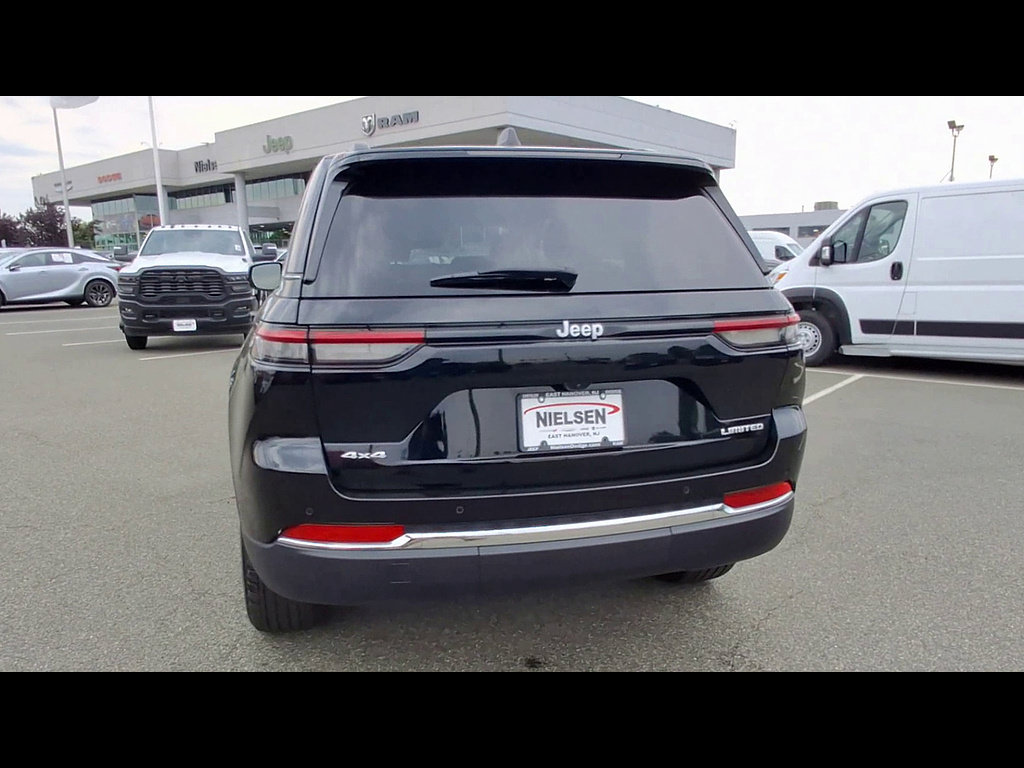 Used 2024 Jeep Grand Cherokee Limited AWD/4WD image 7