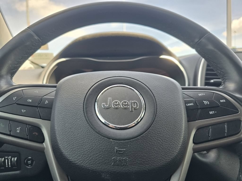 Used 2019 Jeep Cherokee Latitude Plus w/ Comfort/Convenience Group FWD image 22