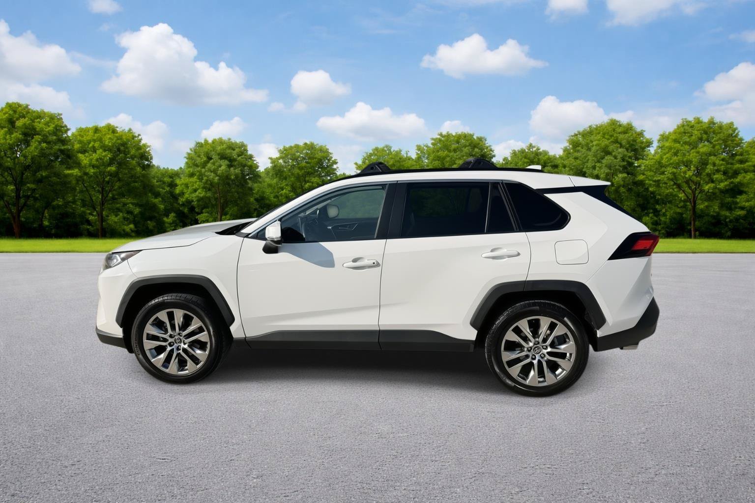 Used 2020 Toyota RAV4 XLE Premium FWD image 5