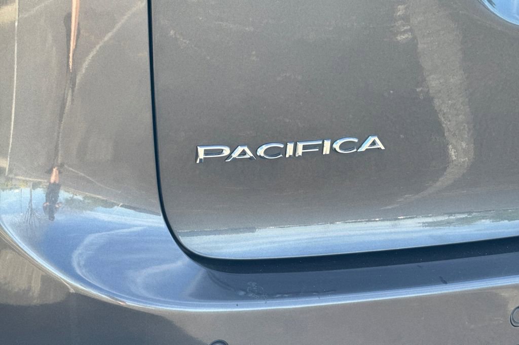 Used 2020 Chrysler Pacifica Touring-L image 24