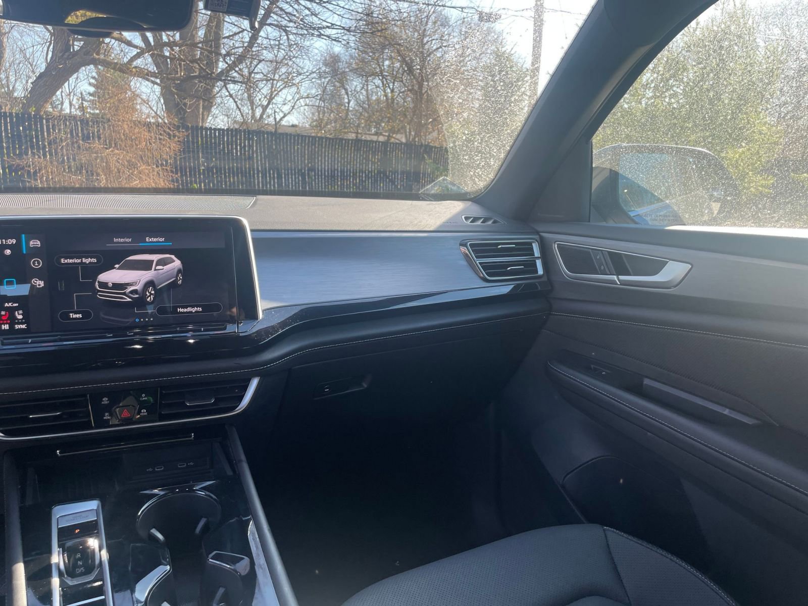 Used 2025 Volkswagen Atlas Cross Sport SE image 33