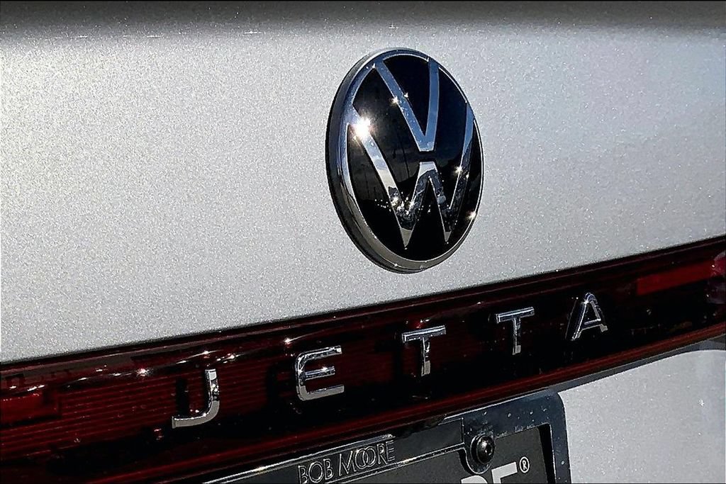Used 2026 Volkswagen Jetta SE FWD image 9