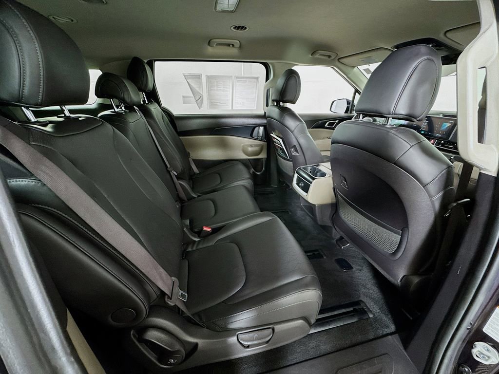 Used 2025 Kia Carnival FWD image 28