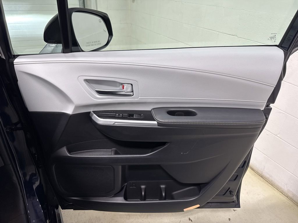 Used 2025 Toyota Sienna XSE image 41