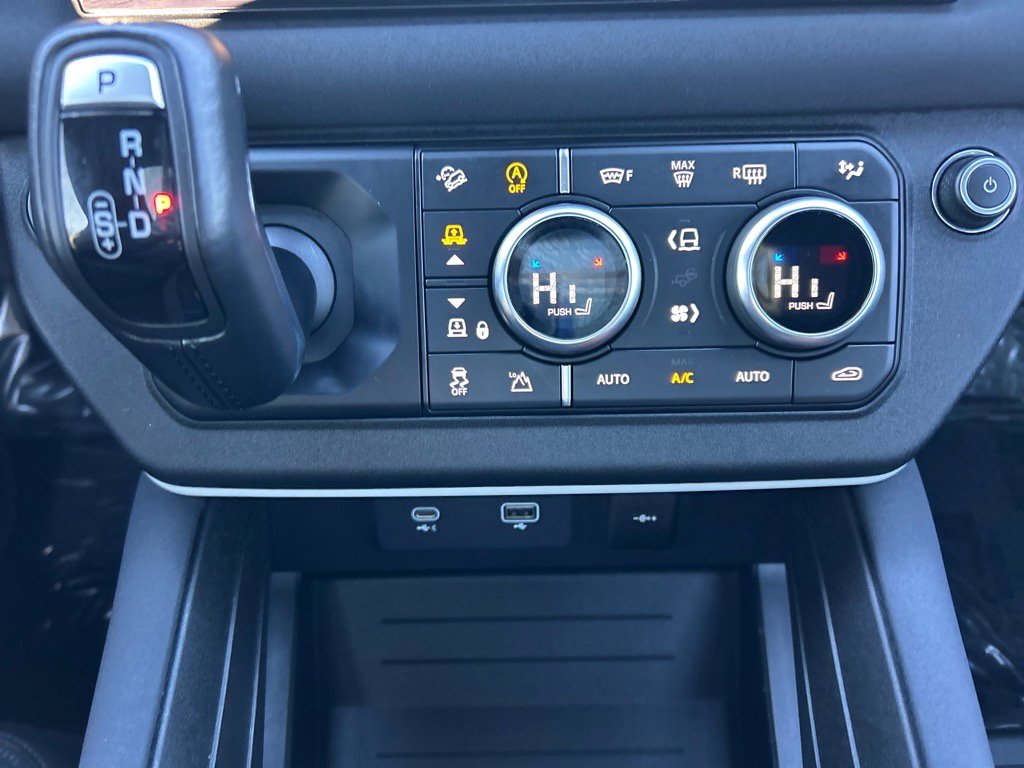 Used 2023 Land Rover Defender 130 X-Dynamic SE image 34