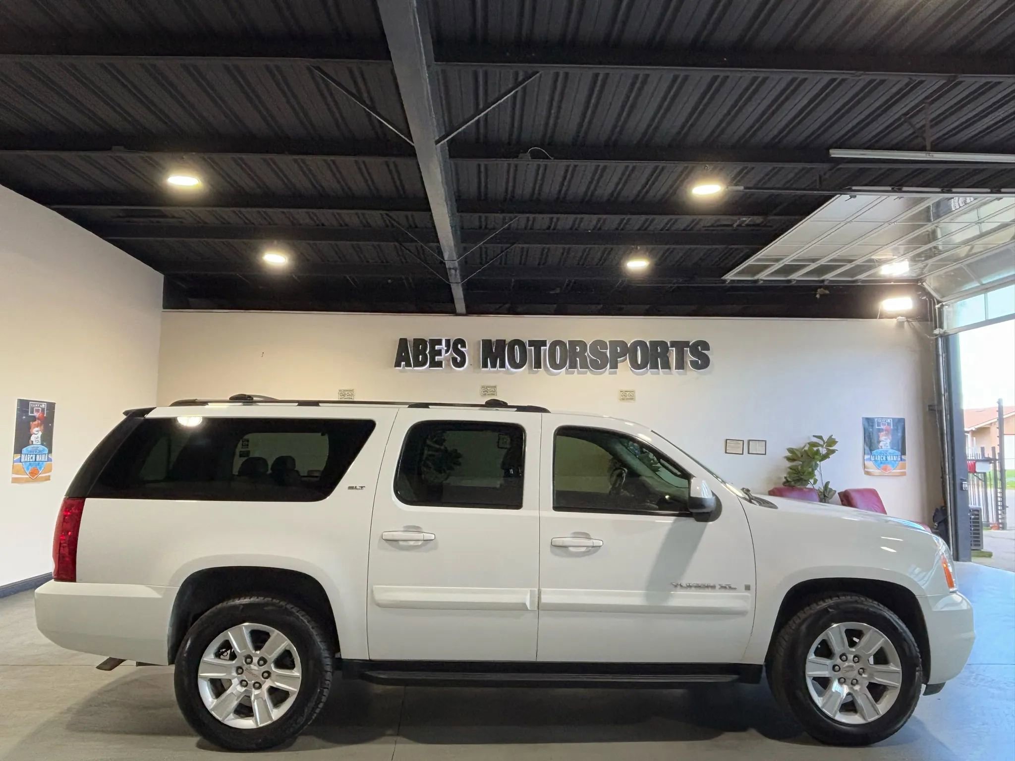 Used 2007 GMC Yukon XL SLT w/ SLT Preferred Equipment Group image 4