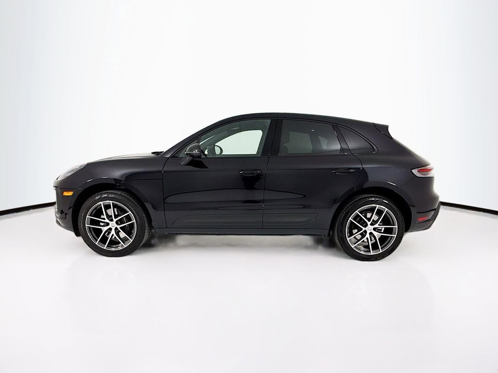 Certified 2025 Porsche Macan image 2