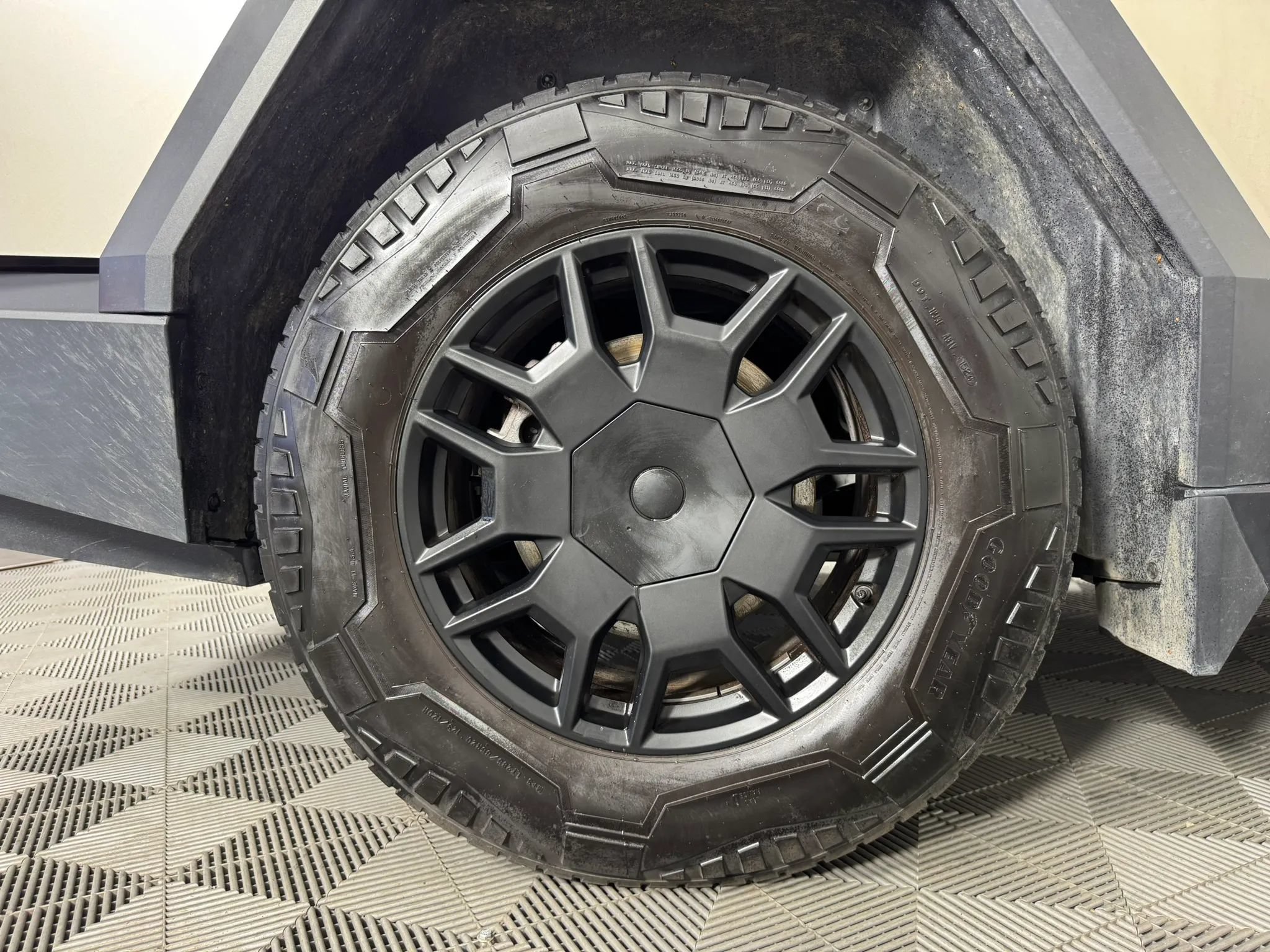 Used 2024 Tesla Cybertruck AWD Crew Cab image 43