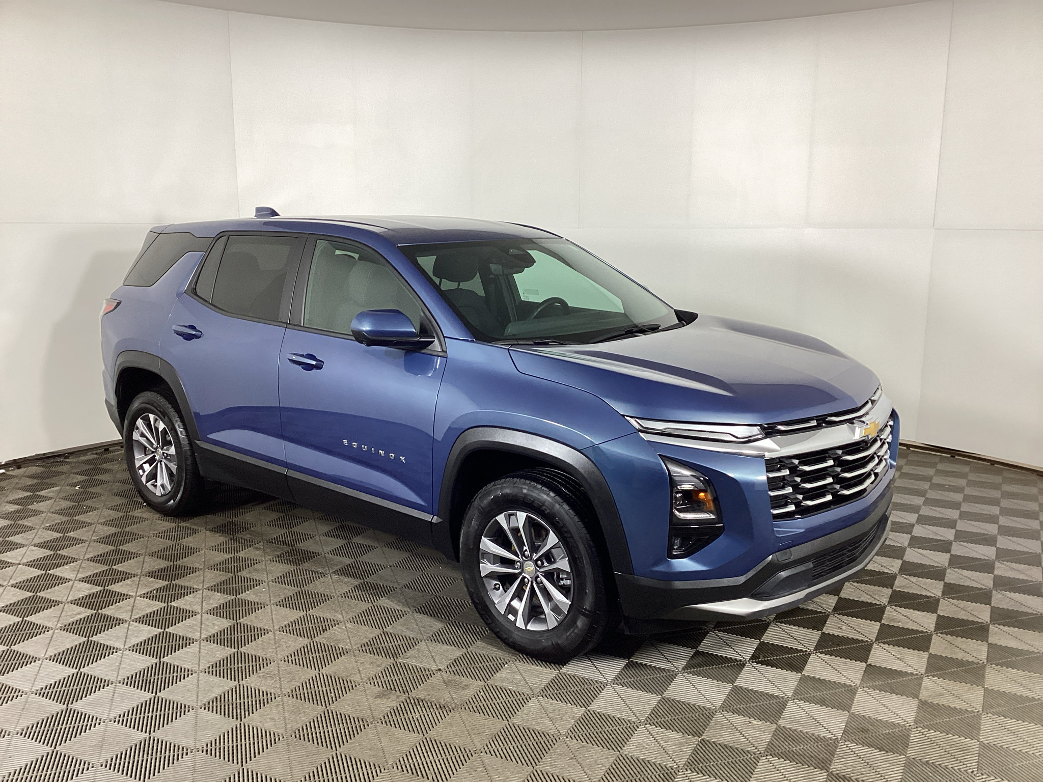 Used 2025 Chevrolet Equinox LT w/ Safety and Technology Package AWD/4WD image 1
