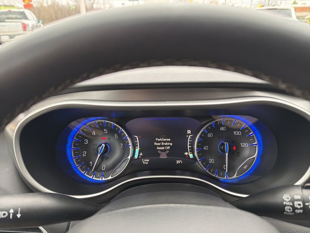 Used 2023 Chrysler Pacifica Touring-L image 33