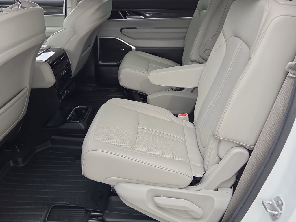 Used 2022 Jeep Wagoneer Series III w/ Flexible Seating Group AWD/4WD image 12
