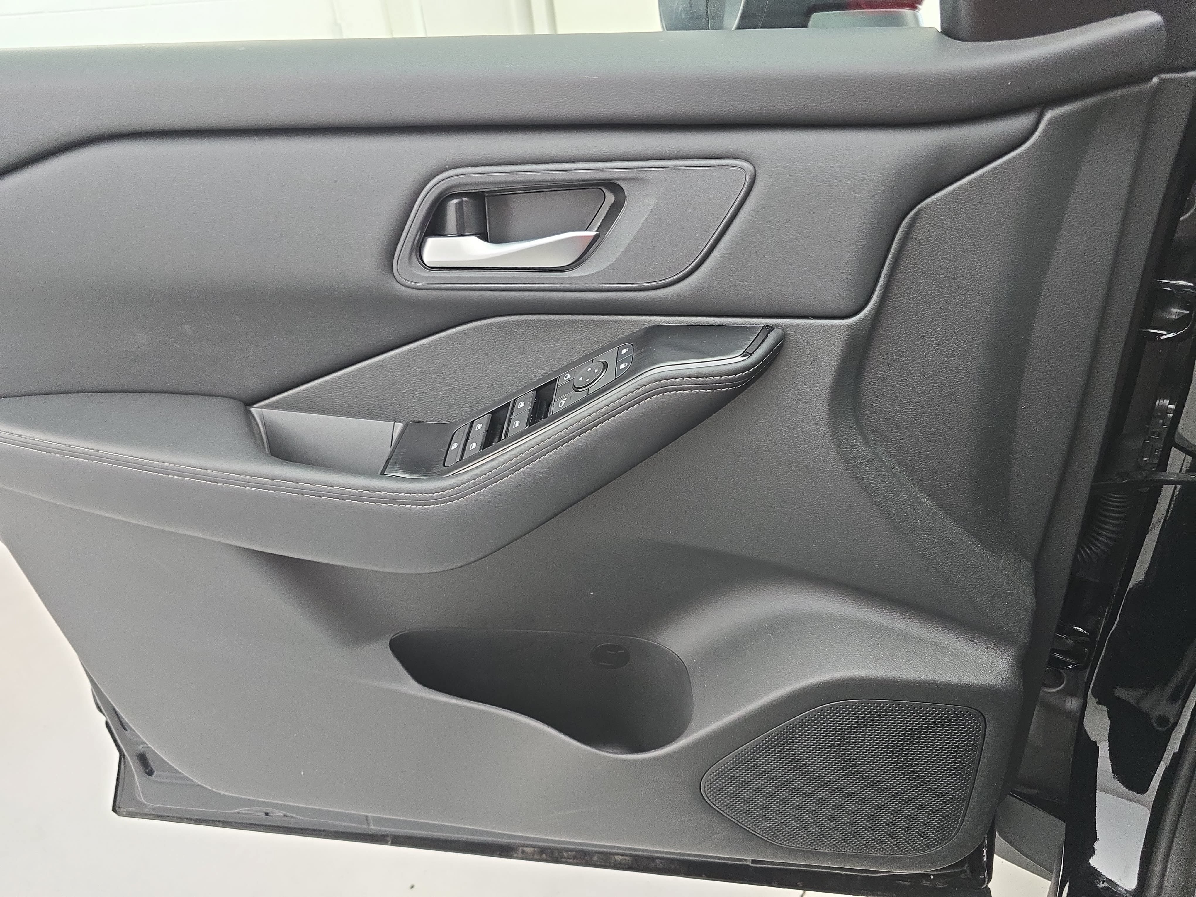 Certified 2025 Nissan Rogue SV FWD image 26