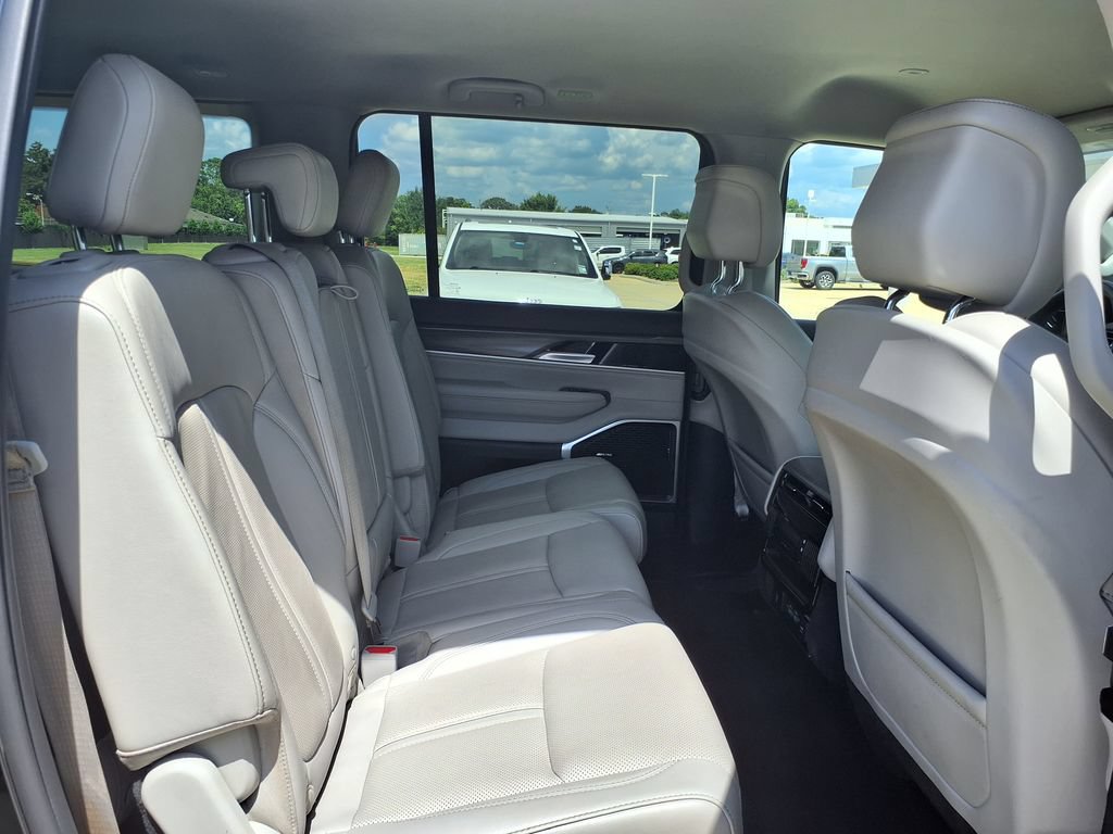 Used 2024 Jeep Wagoneer L Series II w/ Flexible Seating Group AWD/4WD image 24